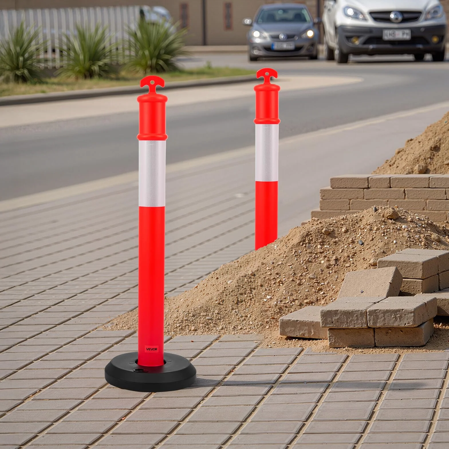 VEVOR Poteau de Signalisation 114 cm, Balise de Délimitation avec Base Remplissable, Bandes Réfléchissantes, Rouge