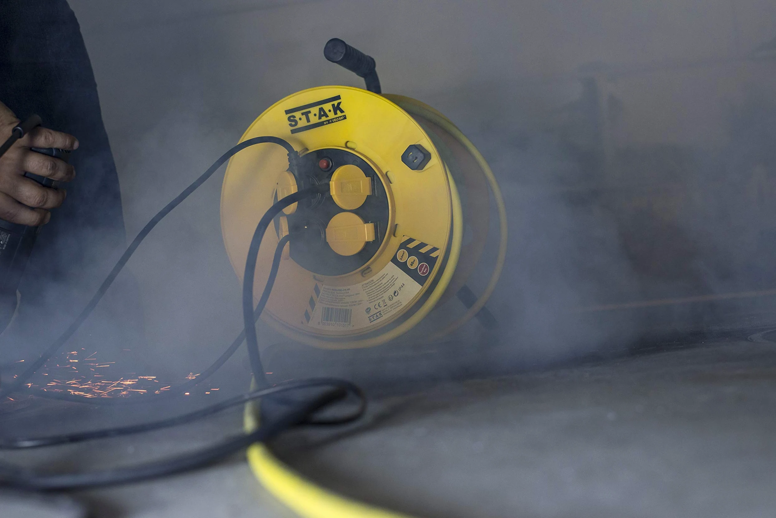 Stak REELART-FR-25 Enrouleur électrique professionnel IP44 25m câble caoutchouc 3G2.5mm² 4 prises acier noir