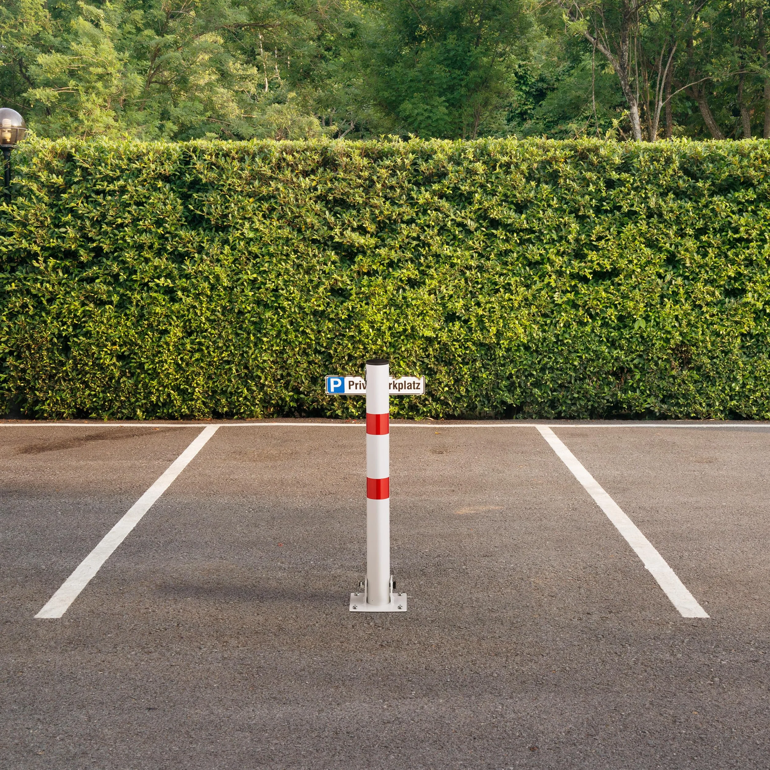 Relaxdays Poteau de Parking Rabattable, Borne de Stationnement en Acier, H 65 cm, Verrouillable, Blanc/Rouge