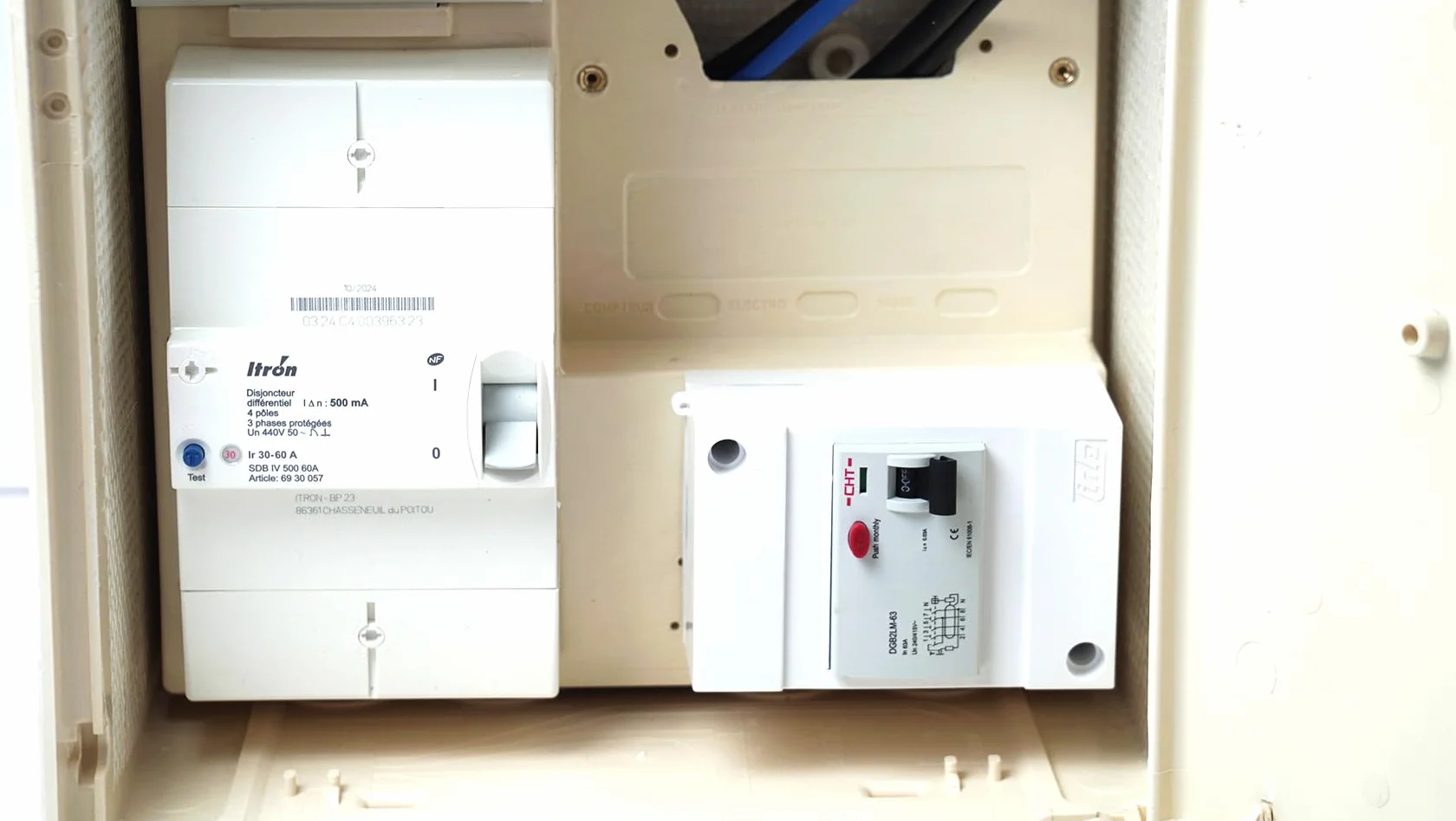 Carré Rouge Coffret Compteur de Chantier Triphasé 30/60A 18/36 KVA Disjoncteur ENEDIS 49x35x20 cm